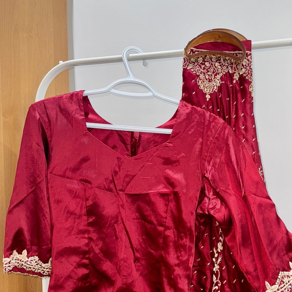 Elegant Red and Gold Embroidered Saree - Picture 2 of 4